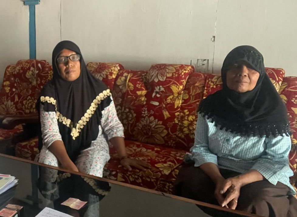 Dok Foto : Korban Penipuan dan Penggelapan Uang Calon Jamaah Haji Khusus Sumiati Didampingi Mutini.