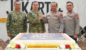Pangdam Jaya Berikan Kejutan Kepada Kapolda Metro Jaya Pada Hari Bhayangkara Ke-80
