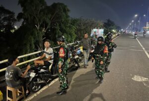 Patroli Malam Babinsa Koramil 03/Ps.Rebo-Ciracas dan Warga Perkuat Keamanan Lingkungan