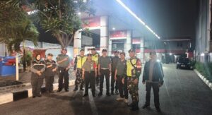 Babinsa Koramil 02/Pondok Gede Sisir Permukiman Warga Bersama Satpol PP dan Linmas, Antisipasi Gangguan Kamtibmas
