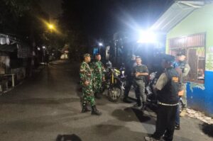 Patroli Sinergitas Babinsa Koramil 08/Duren Sawit dan Komduk Perkuat Keamanan Wilayah