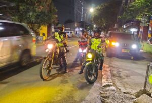 Babinsa Koramil 01/Kranji Sisir Permukiman Warga, Antisipasi Gangguan Kamtibmas