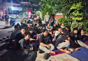 Nobar Penuh Keakraban, Koramil 03/Teluk Pucung Satukan Warga Lewat Semangat Sportivitas