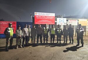 Hadir di Tengah Warga pada Malam Hari, Babinsa Koramil 02/Pondok Gede Perkuat Keamanan Lingkungan