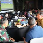 Nobar Piala Dunia Bersama Masyarakat, Korem 052/Wijayakrama Perkuat Kemanunggalan TNI dengan Rakyat