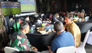Nobar Piala Dunia Bersama Masyarakat, Korem 052/Wijayakrama Perkuat Kemanunggalan TNI dengan Rakyat