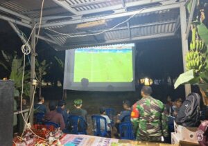 Nobar Piala Dunia, Babinsa Koramil 05/Bantar Gebang Pererat Silaturahmi dan Jaga Kondusivitas Lingkungan