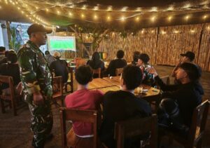 Nobar Gembira Piala Dunia Jadi Wadah Positif, Serda Firmasnyah Babinsa Pengasinan Rangkul Pemuda dan Serap Aspirasi Warga