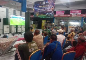 Koramil 03/Pasar Rebo–Ciracas Gelar Nobar Sepak Bola Gembira Bersama Warga