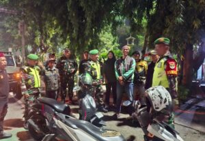 Hadir di Tengah Warga, Babinsa Koramil 03/Teluk Pucung Perkuat Keamanan Lingkungan Lewat Patroli Malam