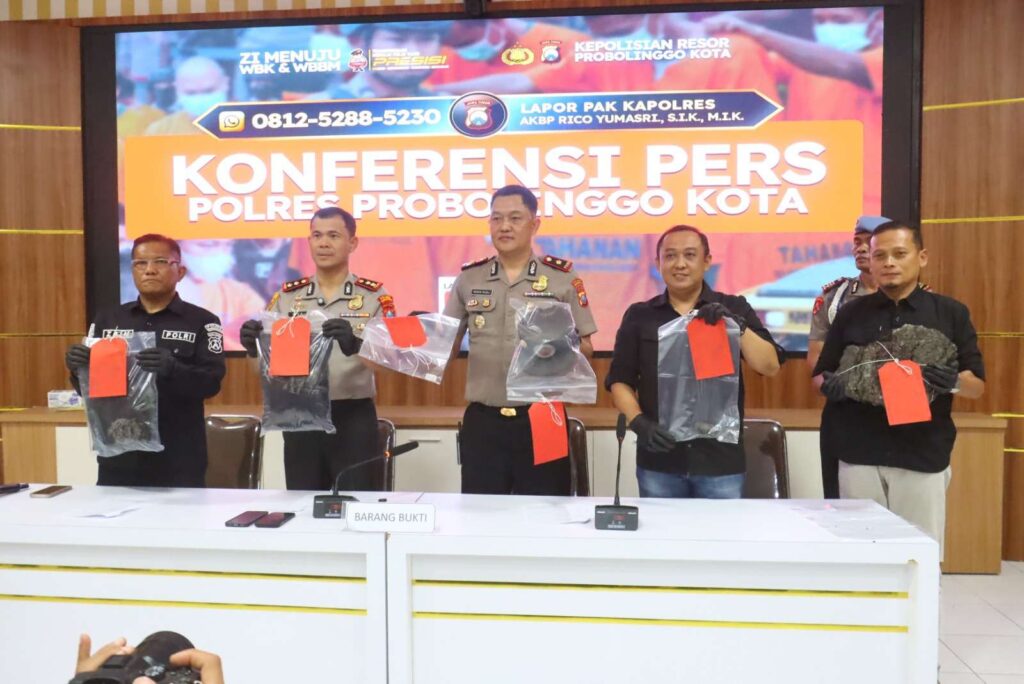 Pesta Miras Berujung Maut: Polres Probolinggo Kota Ungkap Pembunuhan Pengamen Manusia Silver, Dua Pelaku Ditangkap