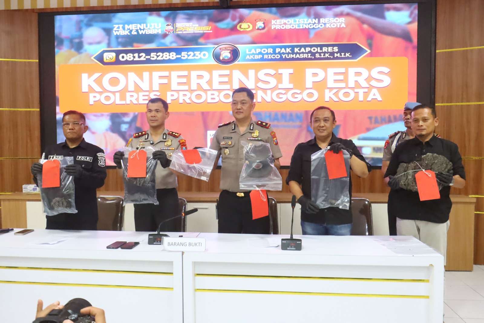 Foto: Kapolres Probolinggo Kota menunjukkan barang bukti saat mengungkap kasus pembunuhan pengamen manusia silver dengan dua tersangka diamankan dan satu pelaku masih buron.