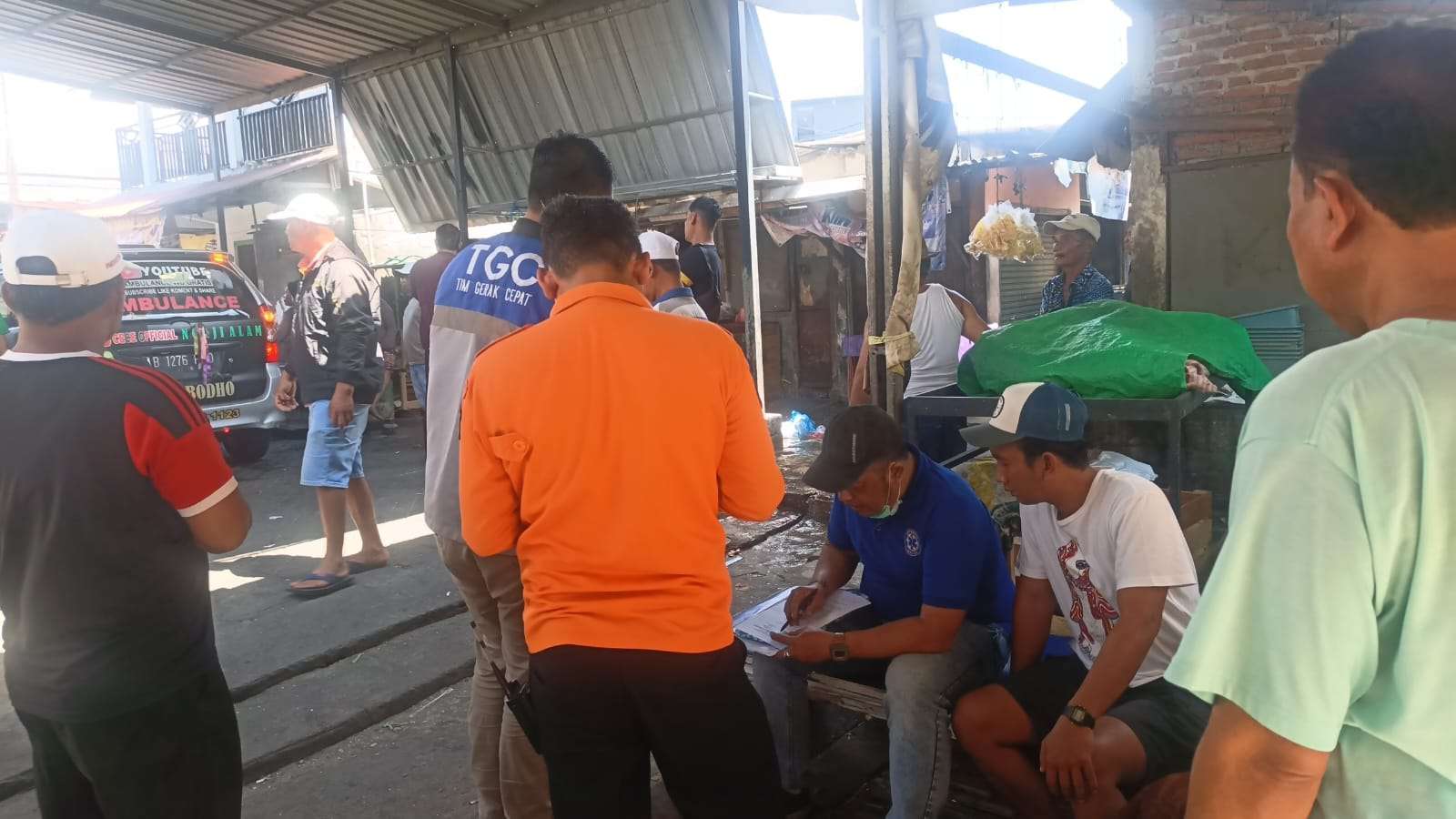 Foto: Tim Medis Command Center 112 melakukan penanganan seorang pria yang meninggal dunia secara wajar di Pasar UKA, Benowo, Surabaya.