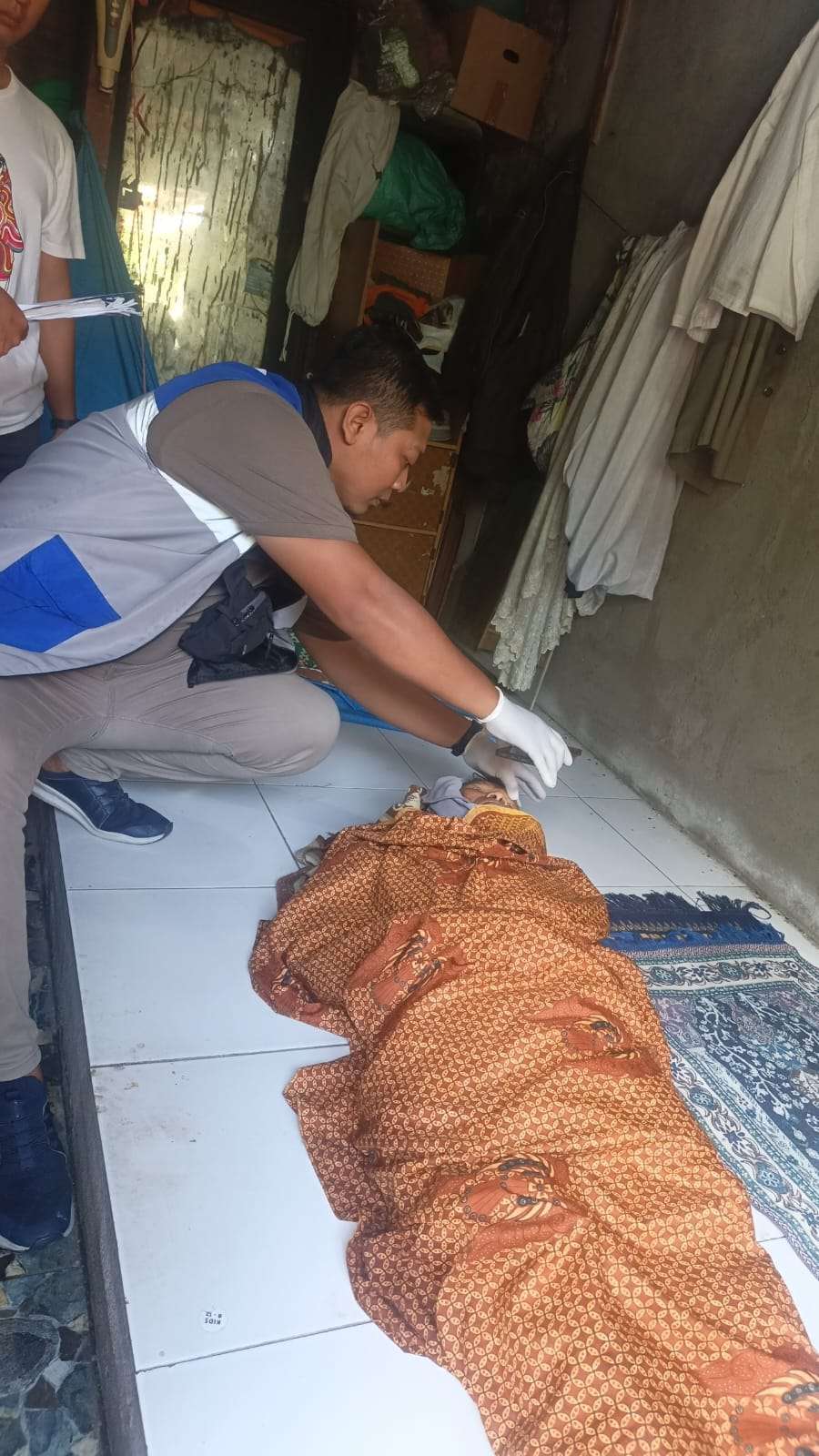 Foto: Tim Medis Command Center 112 melakukan penanganan seorang pria yang meninggal dunia secara wajar di Pasar UKA, Benowo, Surabaya.