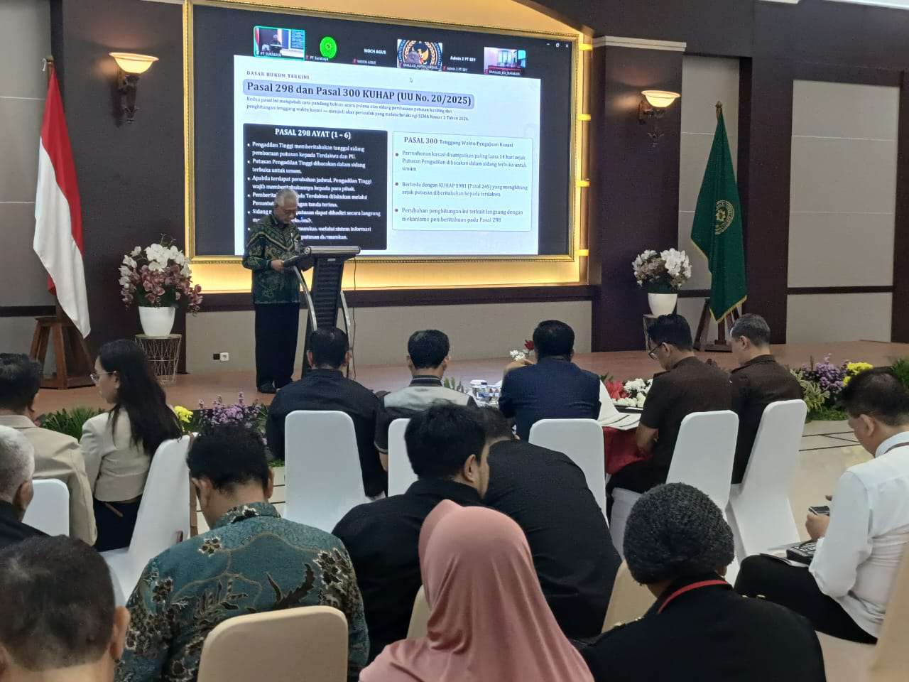Foto: Ketua Pengadilan Tinggi Surabaya Sujatmiko menjelaskan penerapan persidangan elektronik perkara pidana sebagai implementasi KUHAP baru di ruang sidang elektronik PT Surabaya