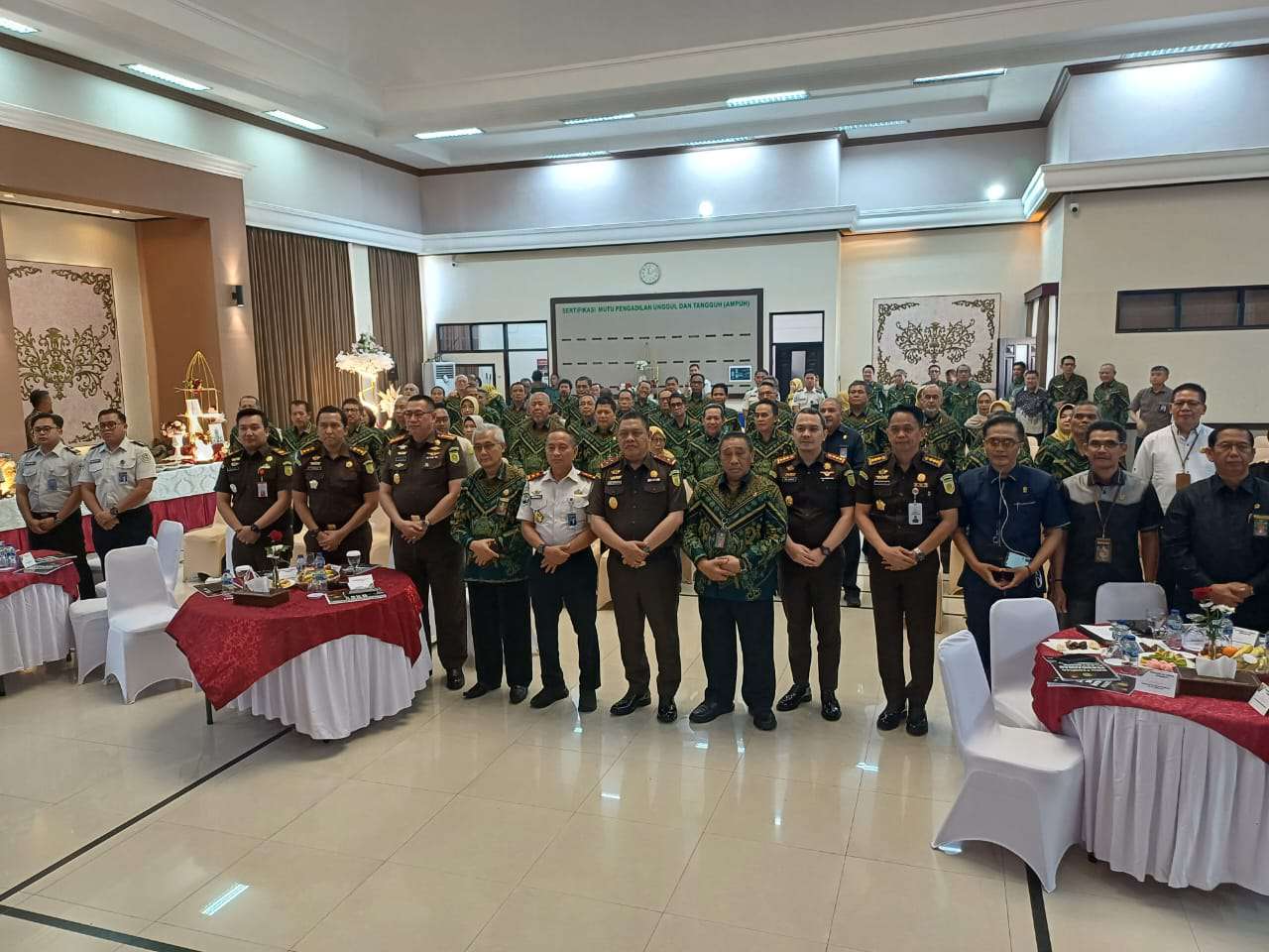 Foto: Ketua Pengadilan Tinggi Surabaya Sujatmiko menjelaskan penerapan persidangan elektronik perkara pidana sebagai implementasi KUHAP baru di ruang sidang elektronik PT Surabaya