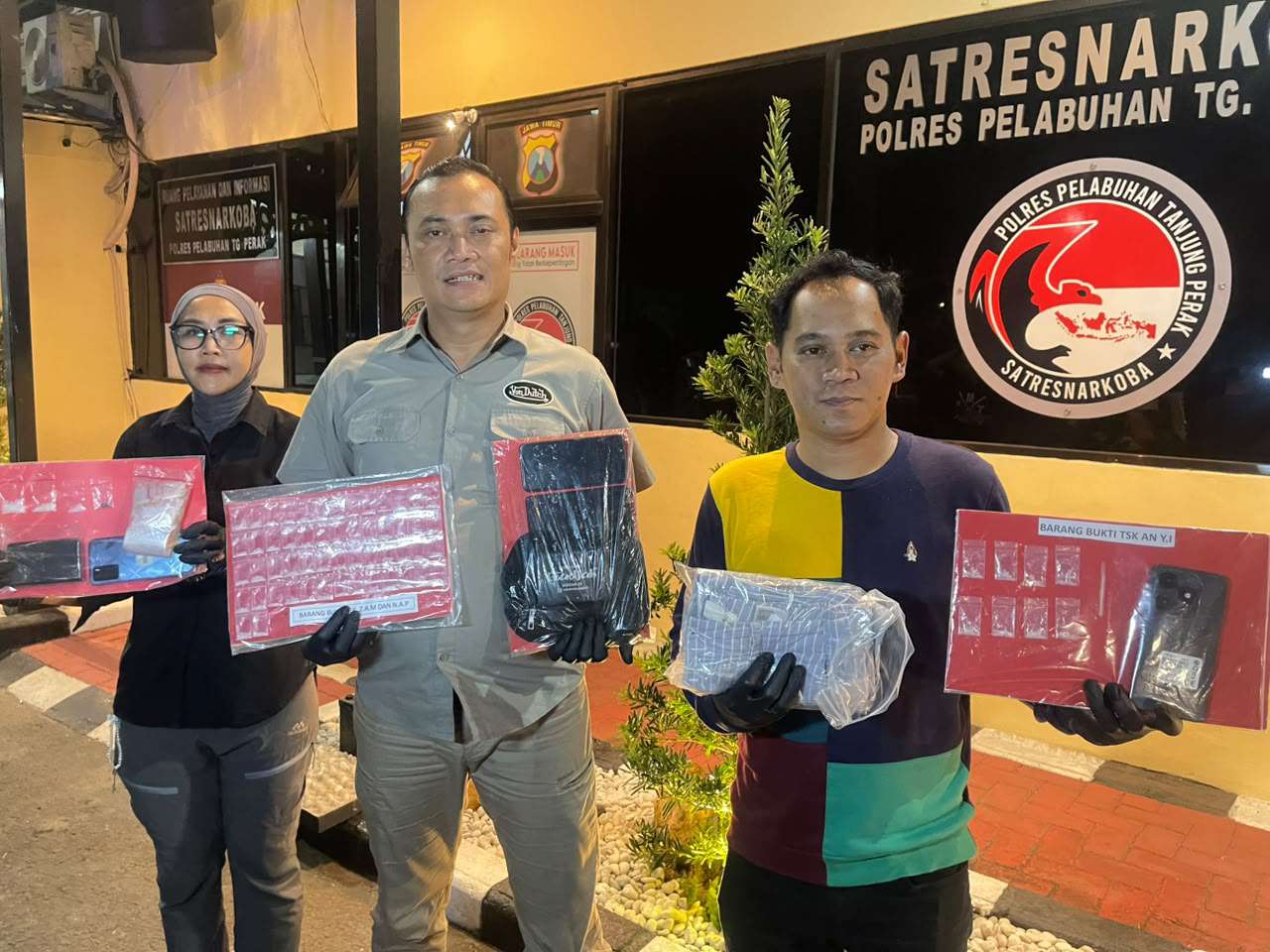 Foto: Kasat Narkoba Polres Pelabuhan Tanjung Perak, AKP Adik Agus Putrawan, S.H., M.H., menunjukkan barang bukti sabu seberat 22,76 gram dan pil ekstasi hasil pengungkapan tiga jaringan narkoba di Surabaya.
