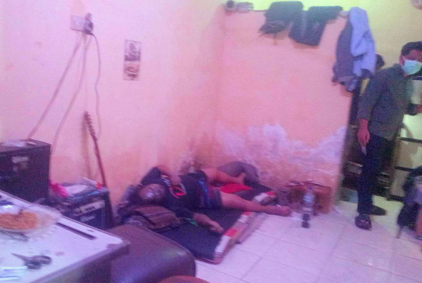 Foto: Petugas gabungan melakukan evakuasi jenazah seorang pria yang ditemukan meninggal di rumahnya di Jalan Sidotopo Kidul, Kecamatan Semampir, Surabaya.