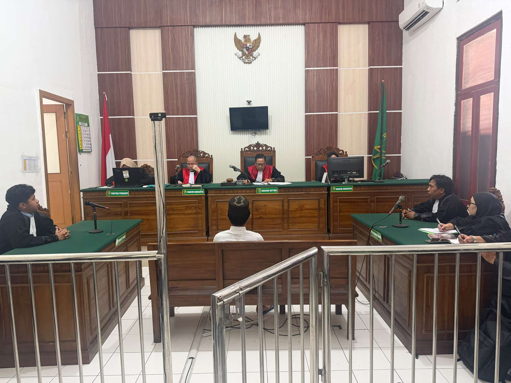 Foto: Firrizki Rahmatullah menjalani sidang pembacaan putusan kasus dugaan penipuan penyelenggaraan Jatim Half Marathon 2026 di Pengadilan Negeri Surabaya.