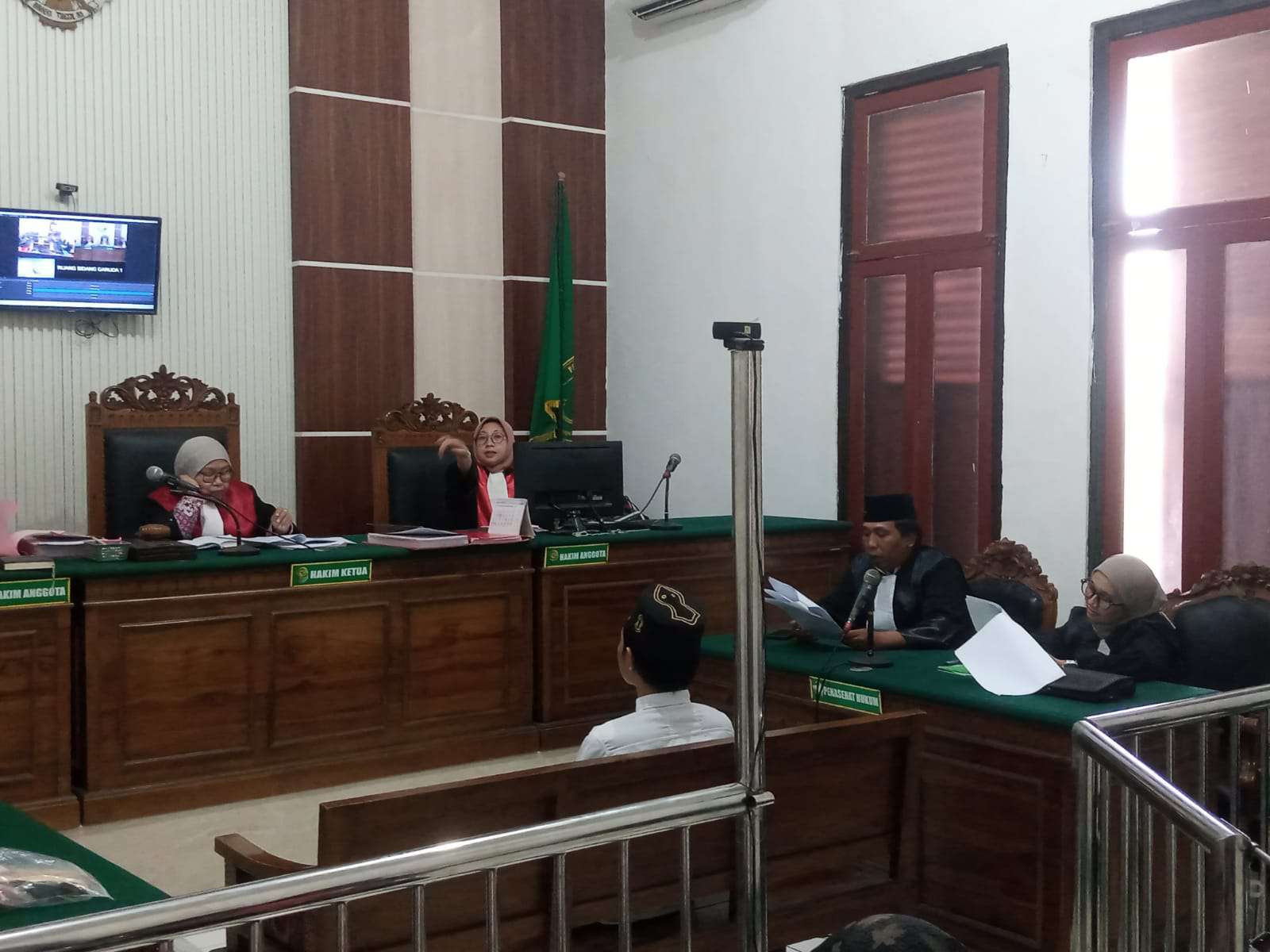 Foto: Firrizki Rahmatullah menjalani sidang pembacaan putusan kasus dugaan penipuan penyelenggaraan Jatim Half Marathon 2026 di Pengadilan Negeri Surabaya.