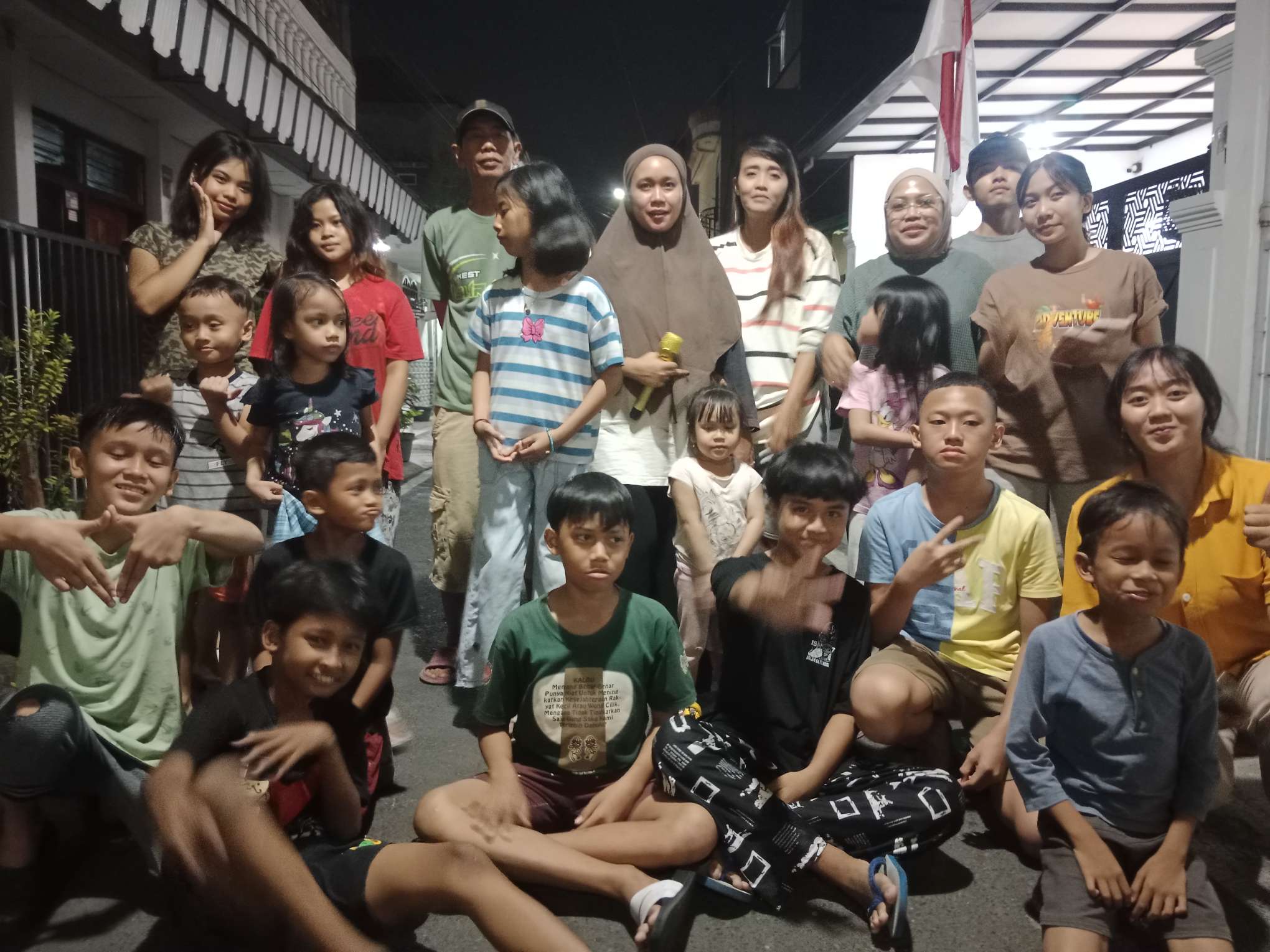 Foto: Warga dan anak-anak Kupang Panjaan RT 02 RW 04 Kelurahan Dr. Soetomo Surabaya mengikuti lomba menyambut HUT ke-81 Kemerdekaan RI