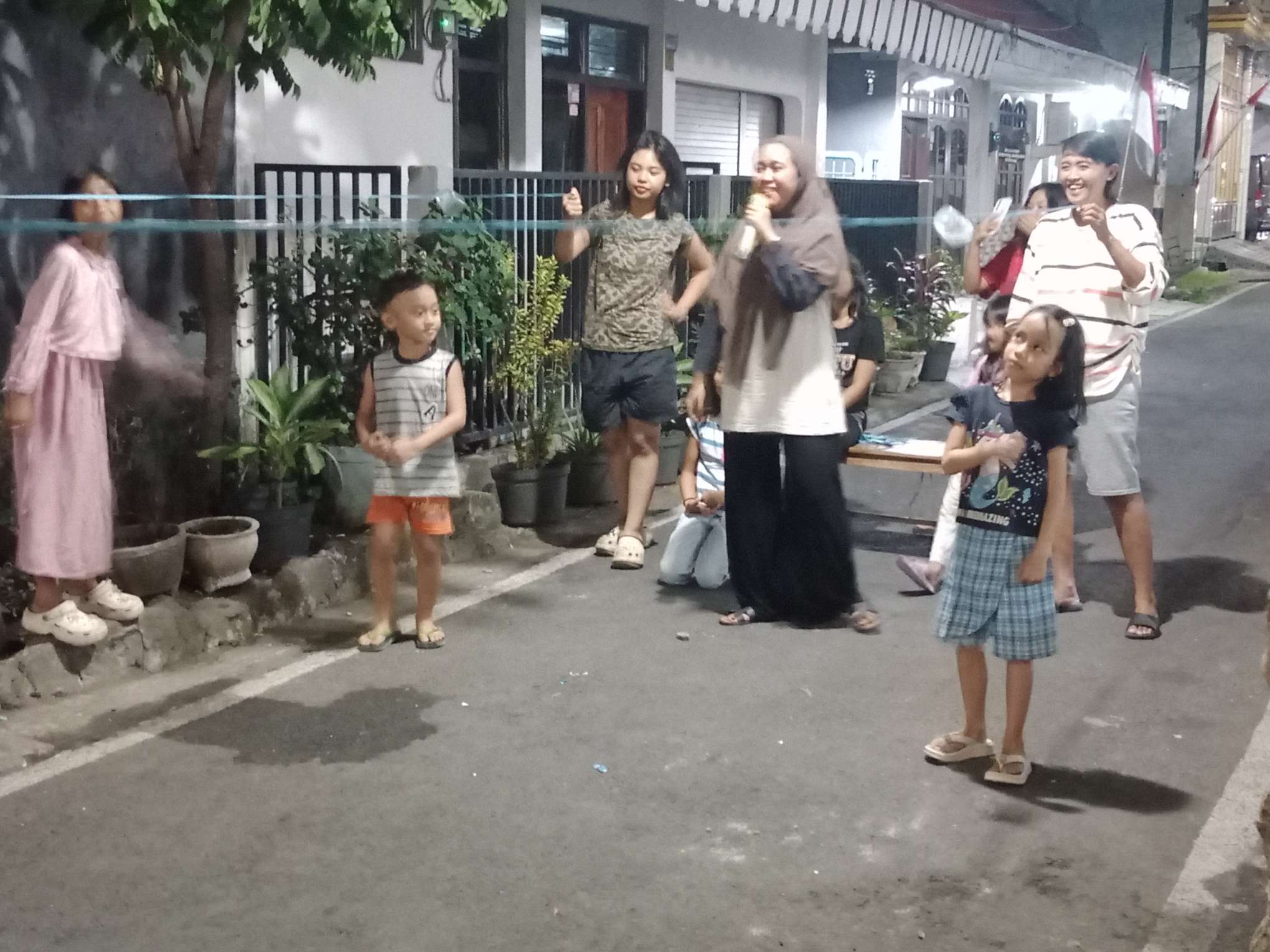 Foto: Warga dan anak-anak Kupang Panjaan RT 02 RW 04 Kelurahan Dr. Soetomo Surabaya mengikuti lomba menyambut HUT ke-81 Kemerdekaan RI