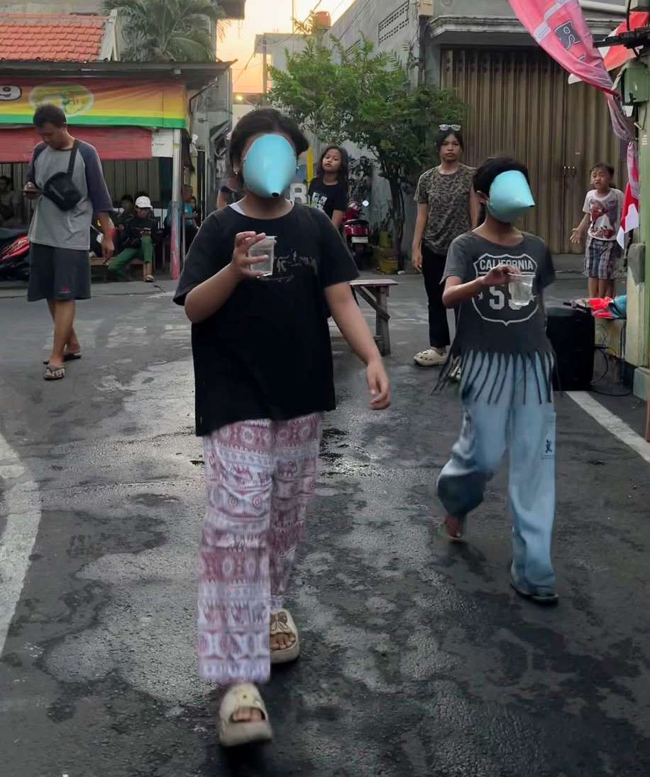 Foto: Warga dan anak-anak Kupang Panjaan RT 02 RW 04 Kelurahan Dr. Soetomo Surabaya mengikuti lomba menyambut HUT ke-81 Kemerdekaan RI