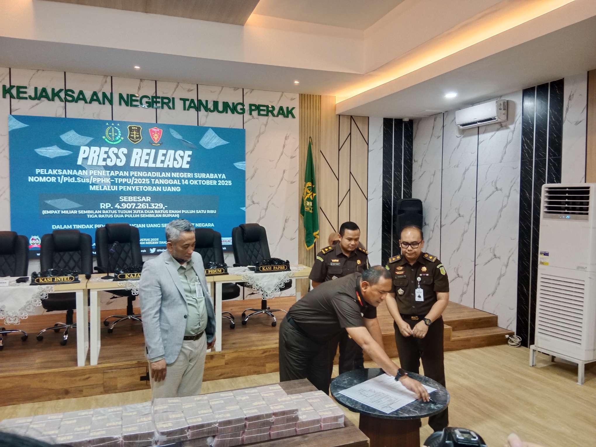 Foto: Kejari Tanjung Perak menyetorkan Rp4,9 miliar hasil TPPU judi online ke kas negara