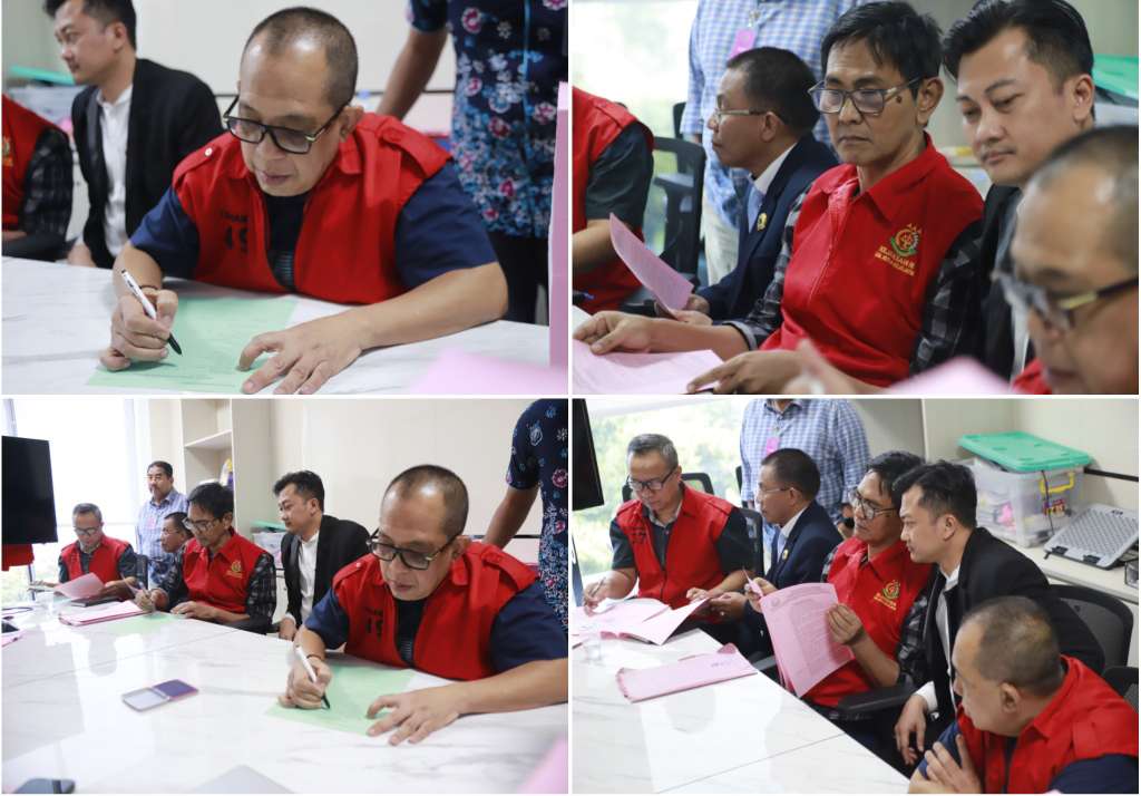 Foto: Tiga tersangka dugaan pungli Dinas ESDM Jawa Timur menjalani pelimpahan Tahap II di Kejari Surabaya