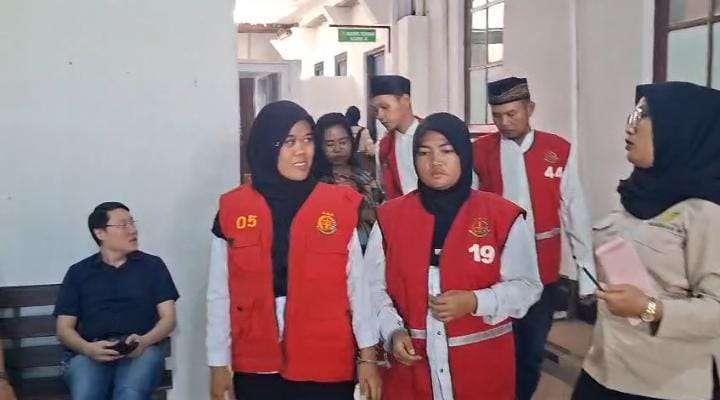 Foto: Sidang perdana Kartika Apriliyanti dan Riska Risnawati di Pengadilan Negeri Surabaya terkait dakwaan layanan seksual melalui aplikasi MiChat