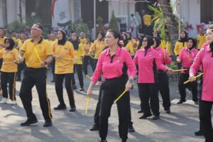Polrestabes Surabaya dan Masyarakat Meriahkan HUT ke-81 RI Lewat Olahraga dan Lomba Tradisional