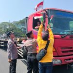 Sambut HUT ke-81 RI, Polres Pelabuhan Tanjung Perak Bagikan Bendera Merah Putih kepada Pengendara