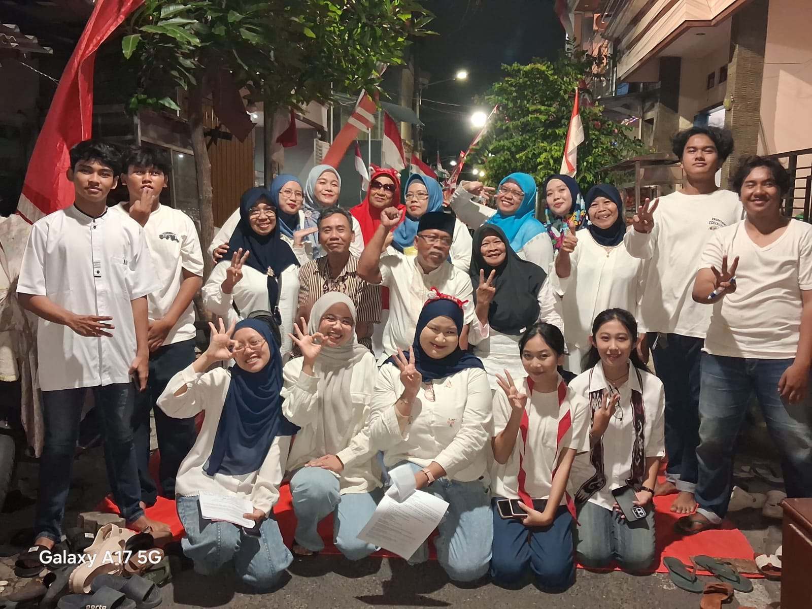 Foto: Warga Kupang Panjaan Surabaya mengikuti malam tirakatan HUT ke-81 Kemerdekaan RI dan pemberian simbolis kepada lansia