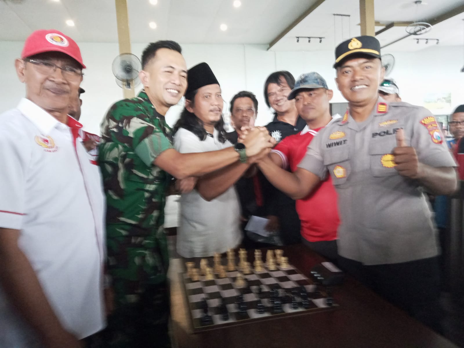 Foto: H.Mat Yasin "berpeci" bersama Forkopincam Balongpanggang saat membuka Turnamen Catur Terbuka, Sabtu 1 Agustus 2026. Thejo/beritakeadilan.com