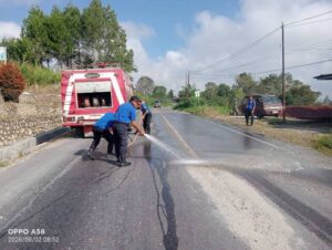 Demi Keselamatan Pengendara, Material Batu dan Pasir di Jalan Lintongnihuta-Dolok Margu Disingkirkan
