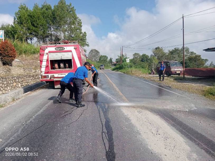 Demi Keselamatan Pengendara, Material Batu dan Pasir di Jalan Lintongnihuta-Dolok Margu Disingkirkan