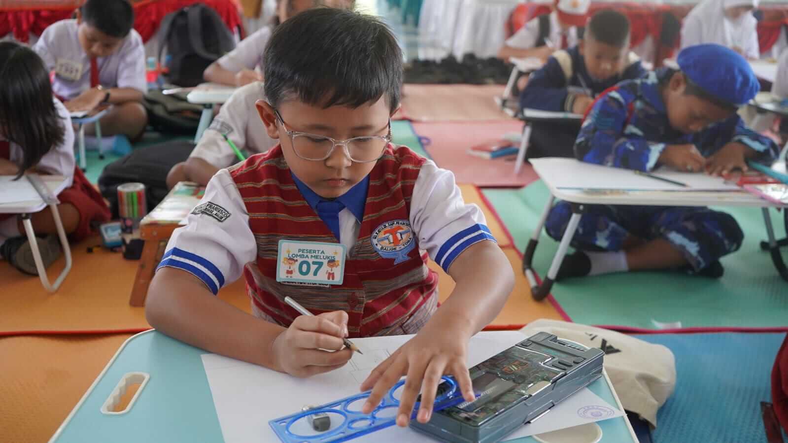 46 Pelajar SD Unjuk Kreativitas dalam Lomba Melukis Puncak Hari Anak Nasional ke-42 di Kabupaten Toba