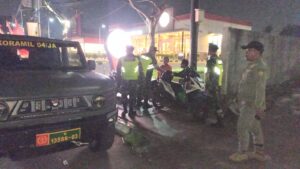 Sinergitas Aparat, Patroli Malam Koramil 04/Jati Asih Perkuat Keamanan dan Kenyamanan Lingkungan