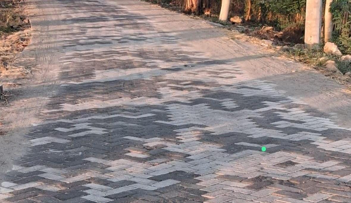 Foto: Proyek jalan paving di Desa Brangsi, Kecamatan Laren, Lamongan, menjadi sorotan warga terkait dugaan penggunaan material bekas. (Foto: Edi/beritakeadilan.com)