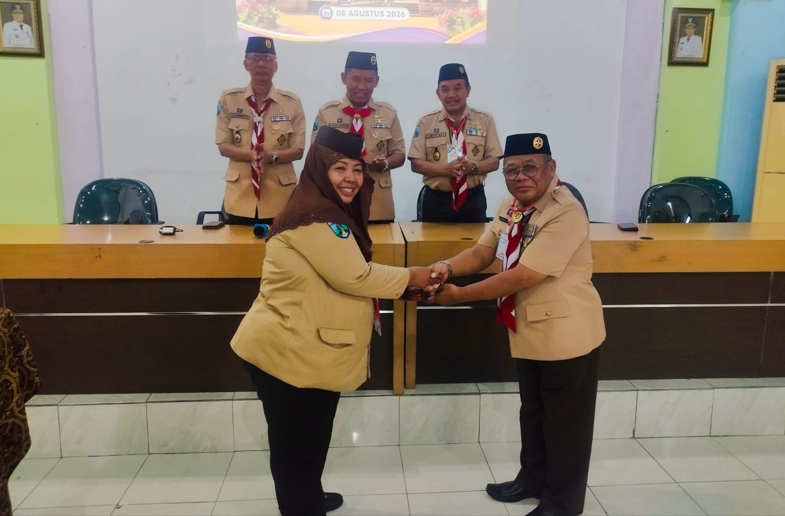Foto: Siti Mariyam menerima palu sidang setelah terpilih sebagai Ketua Kwarcab Surabaya periode 2026 - 2031 dari Bambang Wiyono Ketua Panitia Muscab (Thejo/beritakeadilan.com)