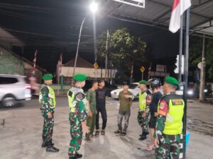 Menjaga Keamanan Tanpa Henti, Koramil 03/Teluk Pucung Bersama Aparat Keamanan Tingkatkan Kewaspadaan Malam Hari