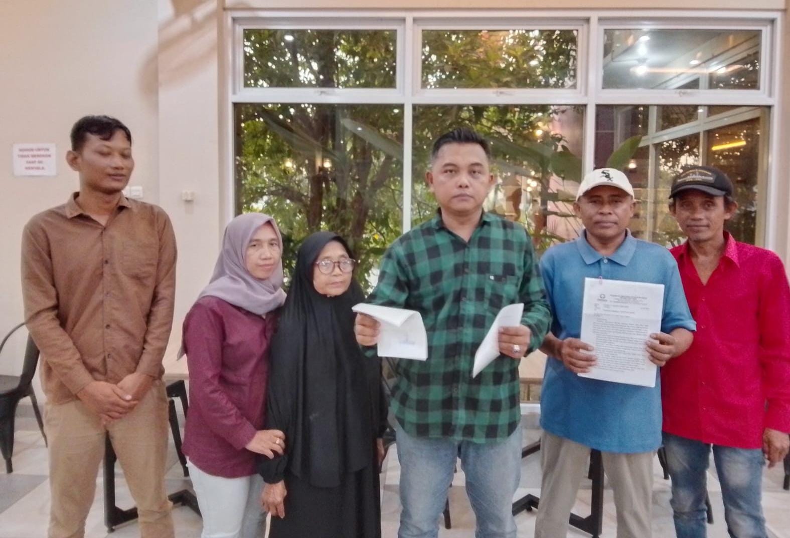 Foto: Kuasa hukum ahli waris, Eko Fariz Fahyudiono, SH dan Nanda Setyawati, SH bersama dengan keluarga ahli waris almarhum Sodikin.