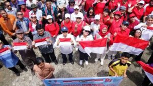1.814 Bendera Merah Putih Dibagikan di Siborong-borong, Bupati Taput Ajak Warga Kobarkan Semangat Kemerdekaan