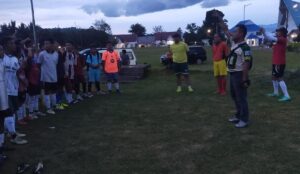 Sekum PSSI Toba Motivasi Pemain U13 dan U15 Usai Latihan