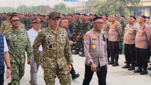 Sambut HUT ke-81 RI, Pangdam Jaya dan Kapolda Metro Jaya Pimpin Karya Bakti Bersihkan Sungai di Jakarta Utara