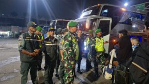 Ciptakan Suasana Aman dan Nyaman, Koramil 03/Teluk Pucung Bersinergi Laksanakan Patroli Malam Hari