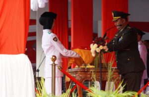 Senja Kemerdekaan di Bojonegoro, Dandim Pimpin Penurunan Bendera