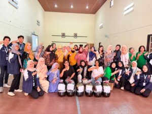 Mahasiswa KKN UNDIP Dorong Warga Kutowinangun Kidul Olah Sampah Organik Jadi Eco-Enzyme