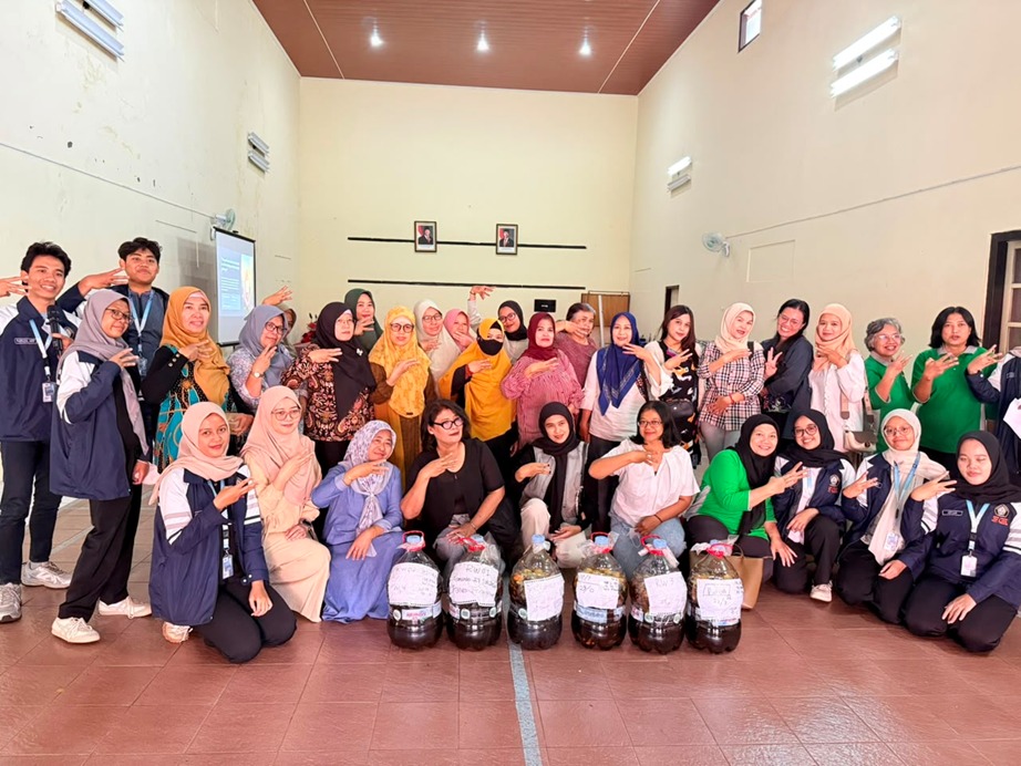 Mahasiswa KKN UNDIP Dorong Warga Kutowinangun Kidul Olah Sampah Organik Jadi Eco-Enzyme