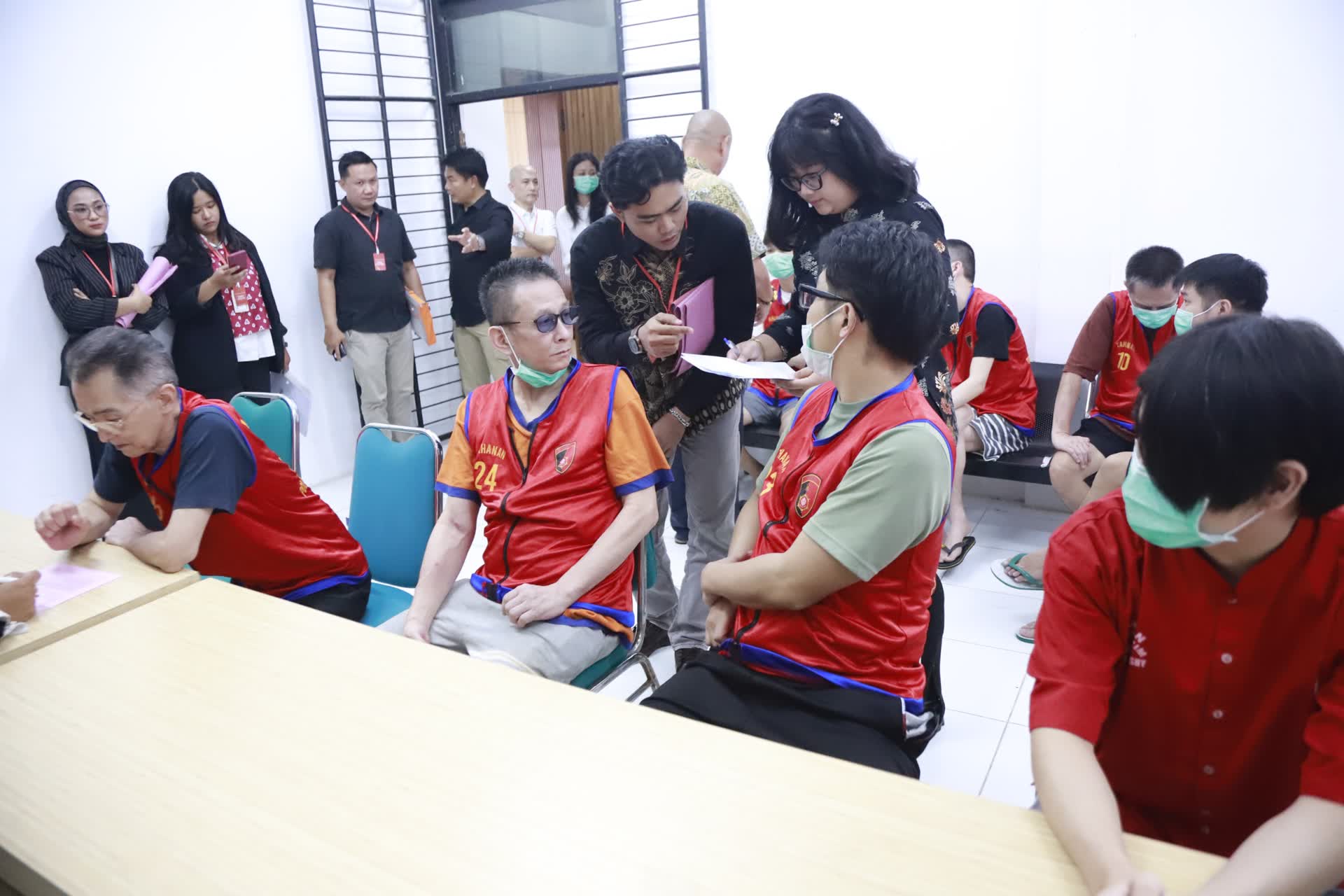 Foto: 46 tersangka sindikat love scamming internasional dilimpahkan Polrestabes Surabaya kepada JPU Kejari Surabaya